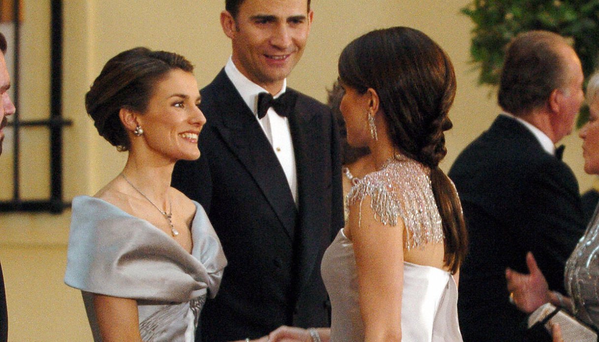 Il primo incontro ufficiale tra Rania e Letizia alla vigilia delle nozze della futura regina di Spagna nel 2004