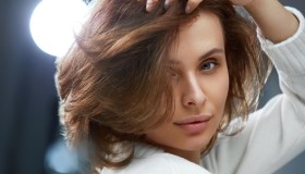 Addio capelli secchi e sfibrati con le maschere anti crespo. Ecco le migliori da provare