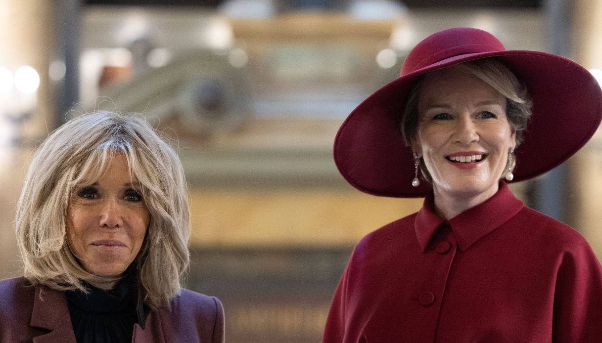 Matilde del Belgio e Brigitte Macron entrambe in rosso, ma la gaffe di stile è scongiurata