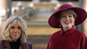 Matilde del Belgio e Brigitte Macron entrambe in rosso, ma la gaffe di stile è scongiurata