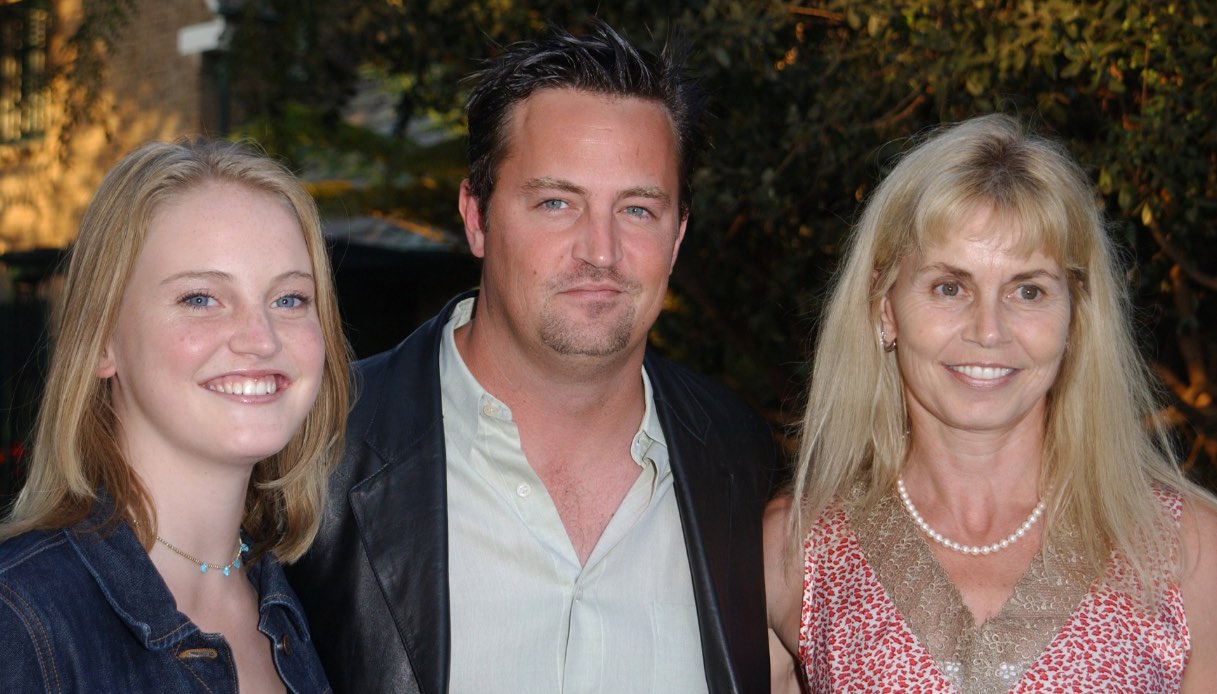 Matthew Perry, sua sorella Emily e sua madre Suzanne Morrison