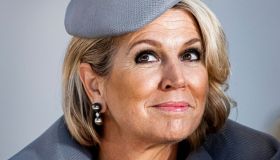 Maxima d’Olanda, il look grigio “very demure” tradito dal vento