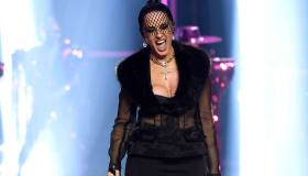 XF 2024, la disfatta di Paola (e dei cantanti sottotono). Le pagelle del primo Live