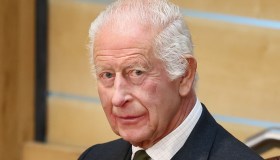 Re Carlo apre alla repubblica. Harry e Meghan invitati per Natale