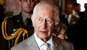 Re Carlo, pranzo interrotto per motivi di salute e contestazioni