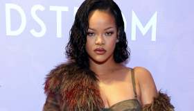 Rihanna, il look con pelliccia e lingerie per il lancio di Savage X Fenty