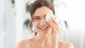 Come struccare gli occhi sensibili, consigli e prodotti