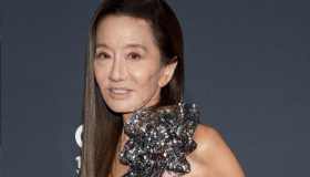 Vera Wang, bellissima a 75 anni con l’abito cut-out sul red carpet