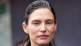 Bianca Balti, prima della chemioterapia si taglia i capelli: “Un passo alla volta”