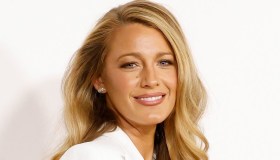 Blake Lively visione in bianco ai CFDA Awards: spacco, diamanti e capelli cotonati