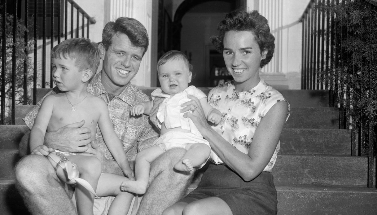 Robert F. Kennedy ed Ethel Kennedy con due dei loro 11 figli