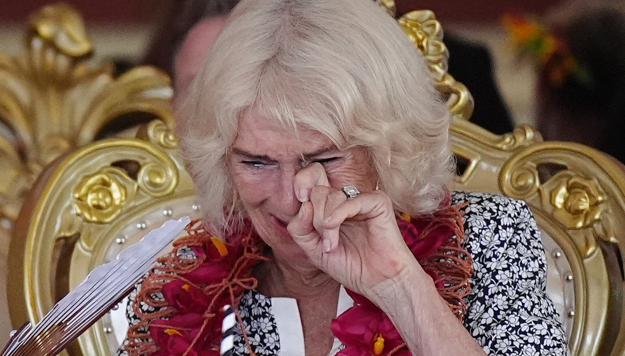 Re Carlo, la foto da innamorato e le lacrime di Camilla. Il protocollo va in frantumi