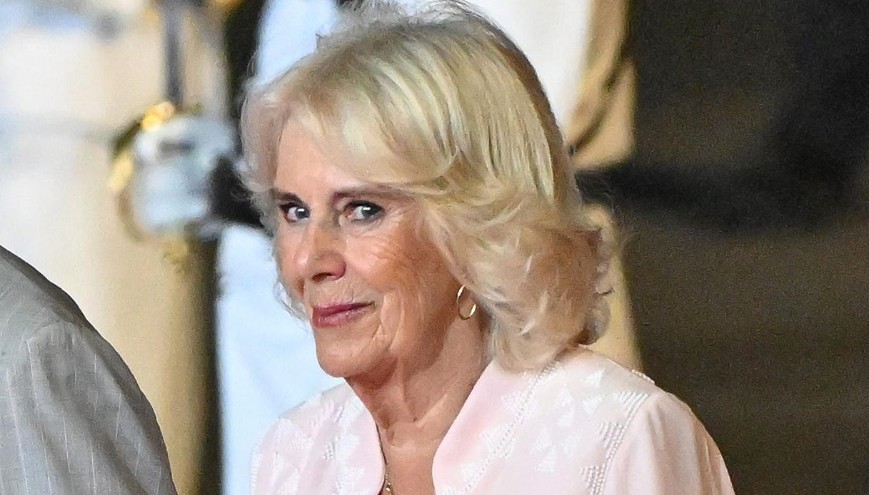 Re Carlo a Samoa, Camilla in rosa confetto sembra in pigiama