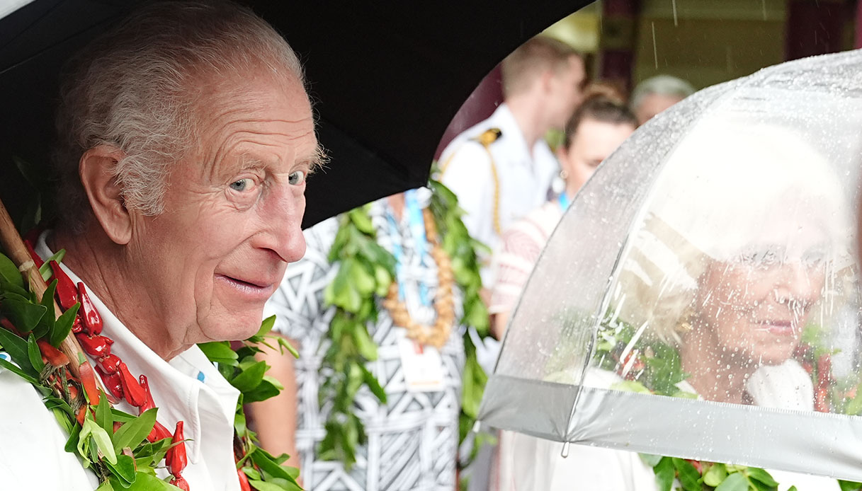 Re Carlo e Camilla scatenati a Samoa. Smorfie, look identici, danze e drink narcotico