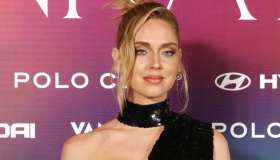 Chiara Ferragni premiata come “donna dell’anno” in Spagna: il look di paillettes sul red carpet