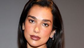 Dua Lipa regina del gotico e glamour alla Rock and Roll Hall of Fame 2024