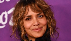 Halle Berry sul red carpet “senza voglia”: trasparenze, jeans e un look che lascia perplessi