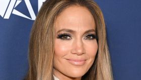 Jennifer Lopez fa girare la testa al Festival AFI: la minigonna che più “mini” non si può