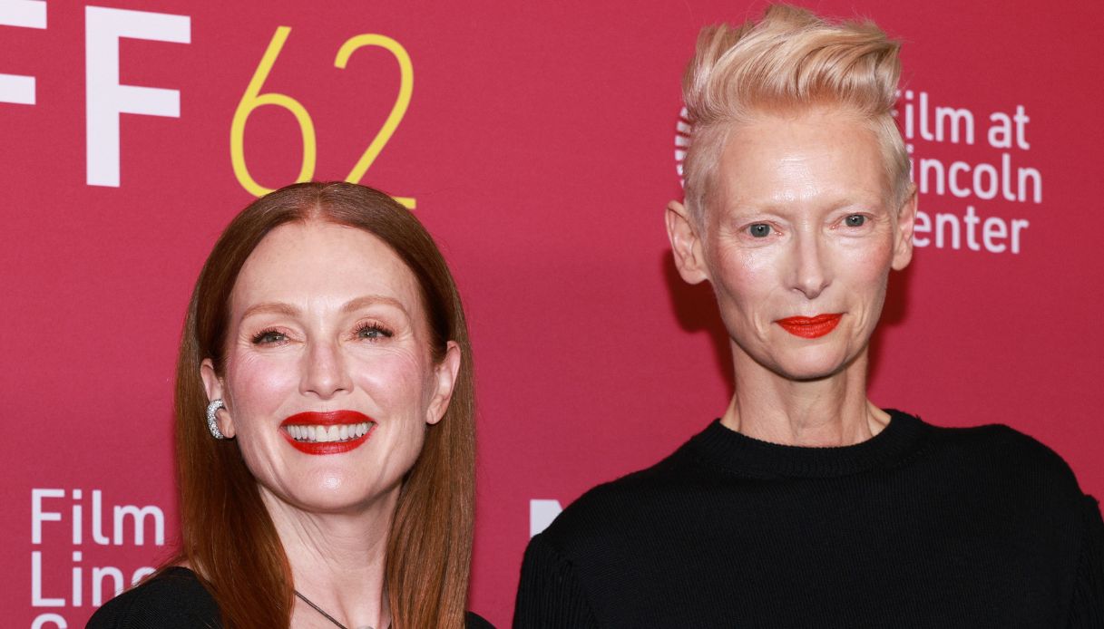 Julianne Moore e Tilda Swinton: labbra rosse e total black per la premiere di Almodóvar