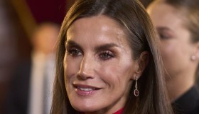 Letizia di Spagna osa (sotto la pioggia) con l’abito rosso vibrante e dettaglio a sorpresa
