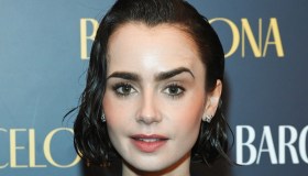 Lily Collins, gambe in primo piano: lo spacco audacissimo alla première di Barcelona