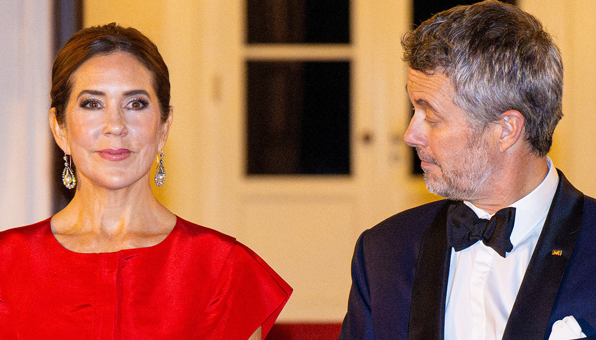 Mary di Danimarca infiamma Berlino con l’abito rosso. Irresistibile anche per Re Federico