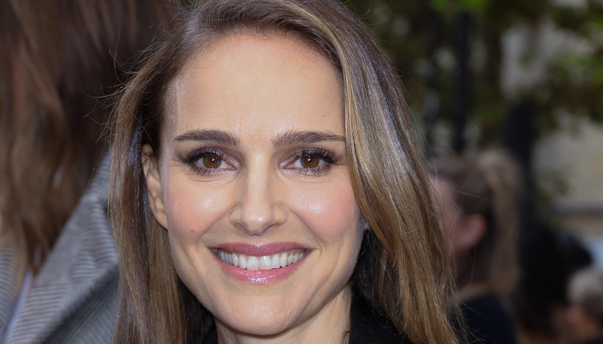 Natalie Portman, mini dress e chiodo alla sfilata di Stella McCartney