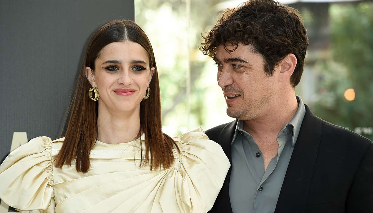 Benedetta Porcaroli e Riccardo Scamarcio al photocall di "L'ombra del giorno" nel 2021