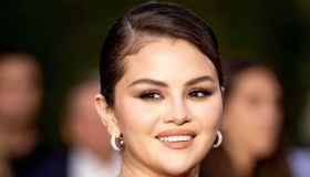 Selena Gomez in total black a Los Angeles: l’abito senza spalline con strascico è pura eleganza
