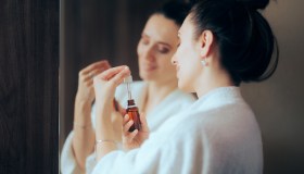 Trattamenti anti-age senza retinolo? I sieri viso a base di bakuchiol sono l’alleato beauty da provare