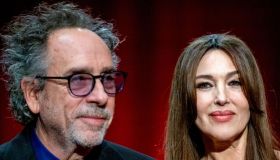 Tim Burton e Monica Bellucci conquistano il Lumière Film Festival: lei in abito marrone da standing ovation