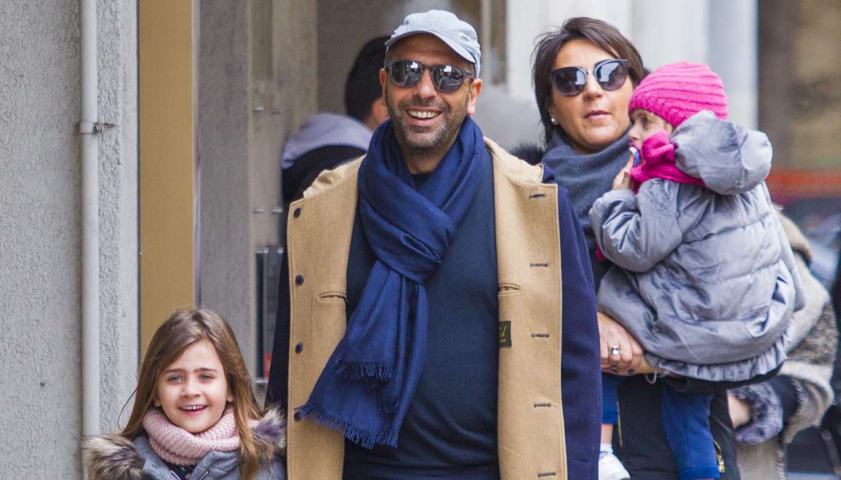 Checco Zalone con moglie e figlie nel 2019