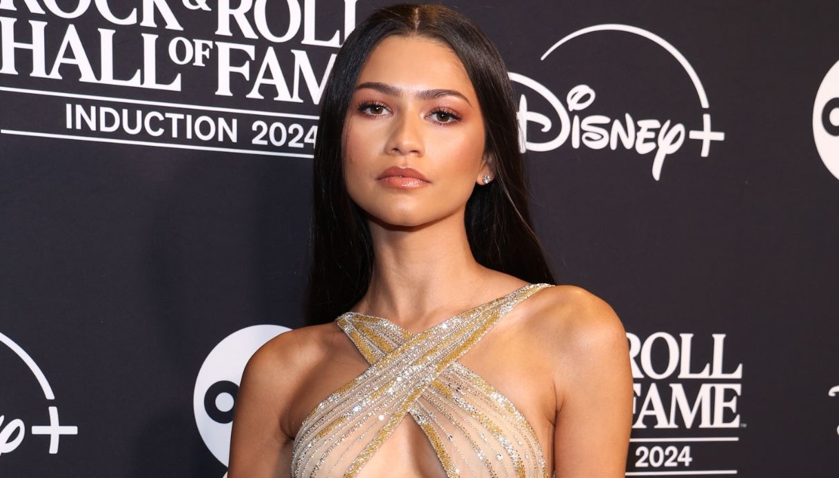 Zendaya come Cher: l’abito nude con perline e strass è un inno al vintage