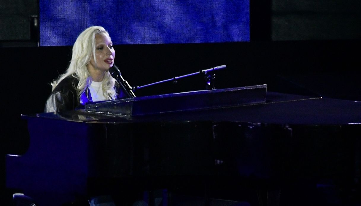 Lady Gaga sul palco del comizio di Kamala Harris 