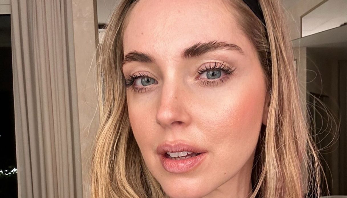 Chiara Ferragni segue i trend di stagione, il look total burgundy