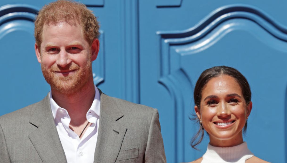 Re Carlo, Harry e Meghan cambiano strategia: l’ultima apparizione del Duca