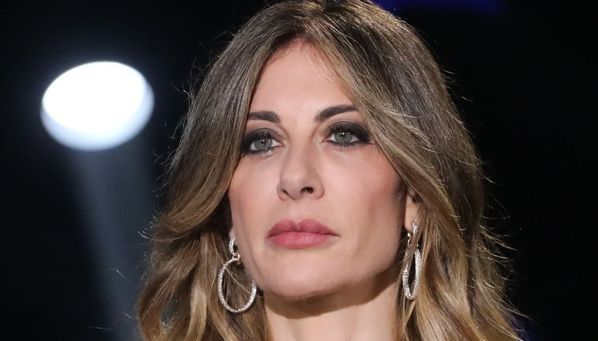 Francesca Fagnani, il bellissimo (e costoso) look monospalla a Belve