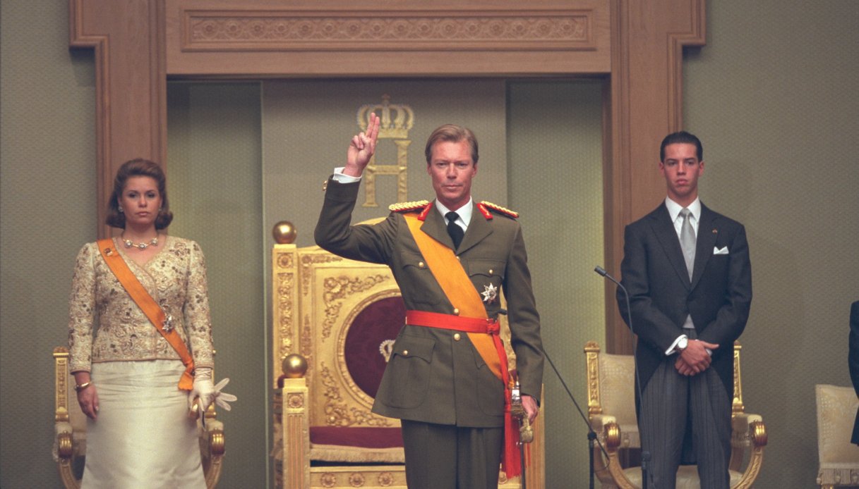 I Granduchi Enrico e Maria Teresa e il loro primogenito Guillaume durante la cerimonia di insediamento il 7 ottobre 2000