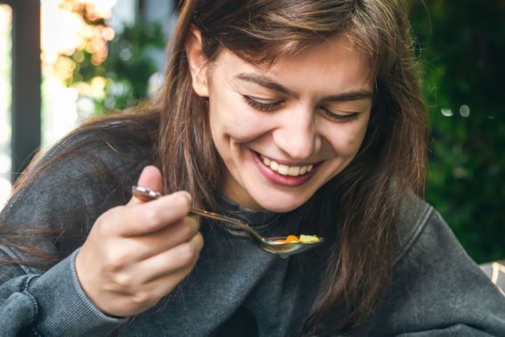 Intuitive eating: cos’è e perché ci salverà dalle diete