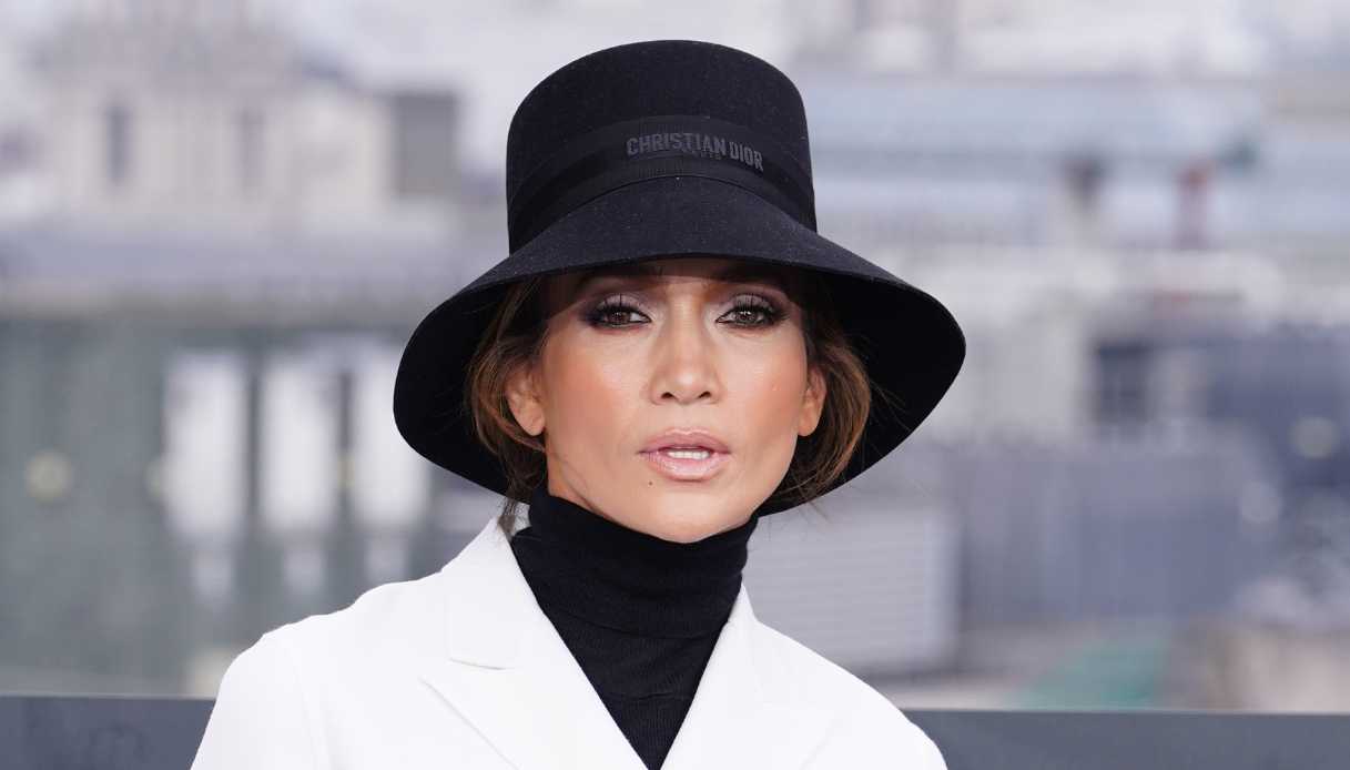 Jennifer Lopez chic in black & white: il look perfetto per l’autunno