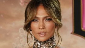 Jennifer Lopez, spacco profondo e cut out sfacciati: il look non lascia indifferenti