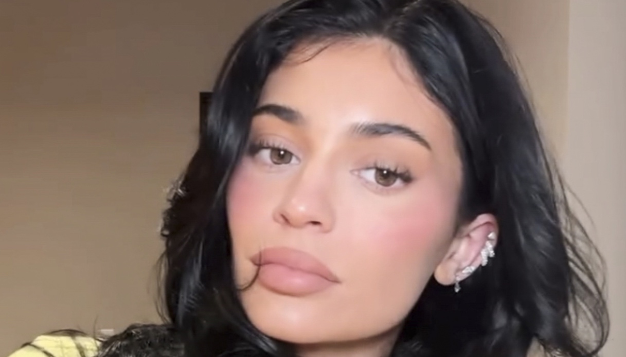 Kylie Jenner, stivali alti e occhiali spessi: look da ufficio con un tocco glam