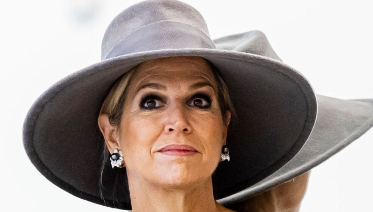 Maxima d’Olanda osa troppo con il look, l’abito floreale nei toni dell’oro