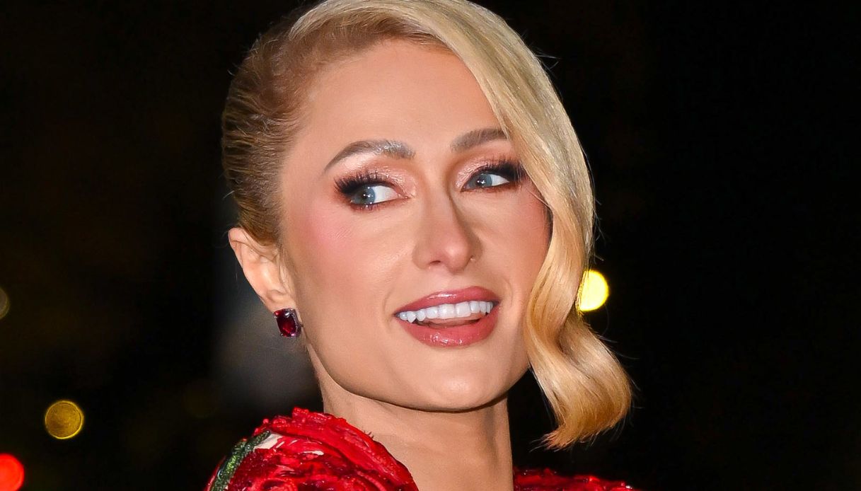 Paris Hilton omaggia la Formula 1: la tutina attillatissima è a tema