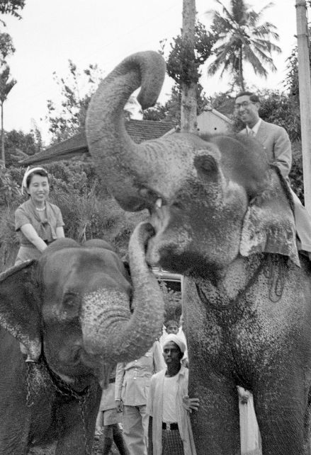 Il Principe Mikasa e la Principessa Yuriko in un viaggio in Sri Lanka nel 1956