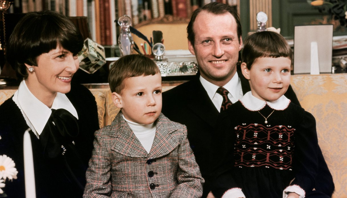 Sonja e Harald con i figli Haakon e Märtha Louise nel 1977