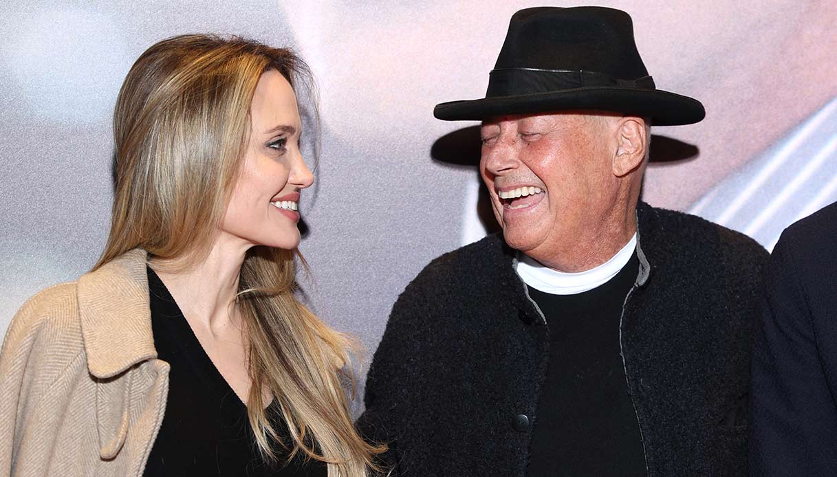 Angelina Jolie incanta il Torino Film Festival: il look e l’abbraccio con Alessandro Baricco