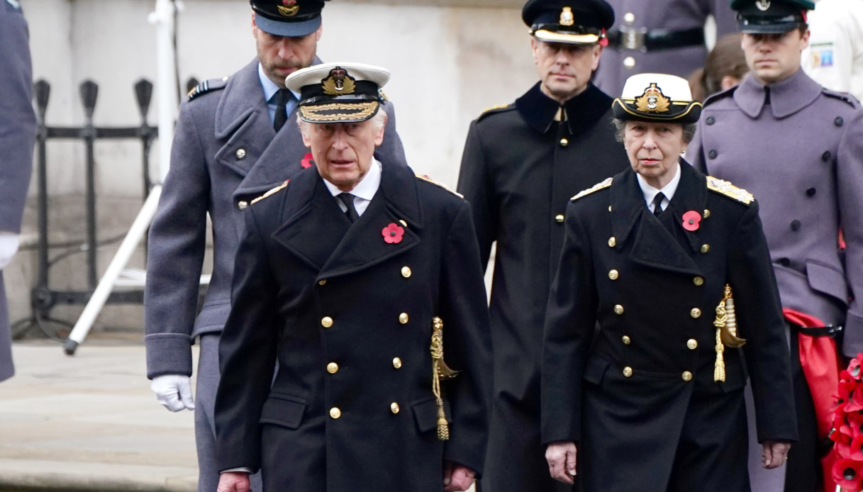 Carlo al Remembrance Sunday con la Principessa Anna