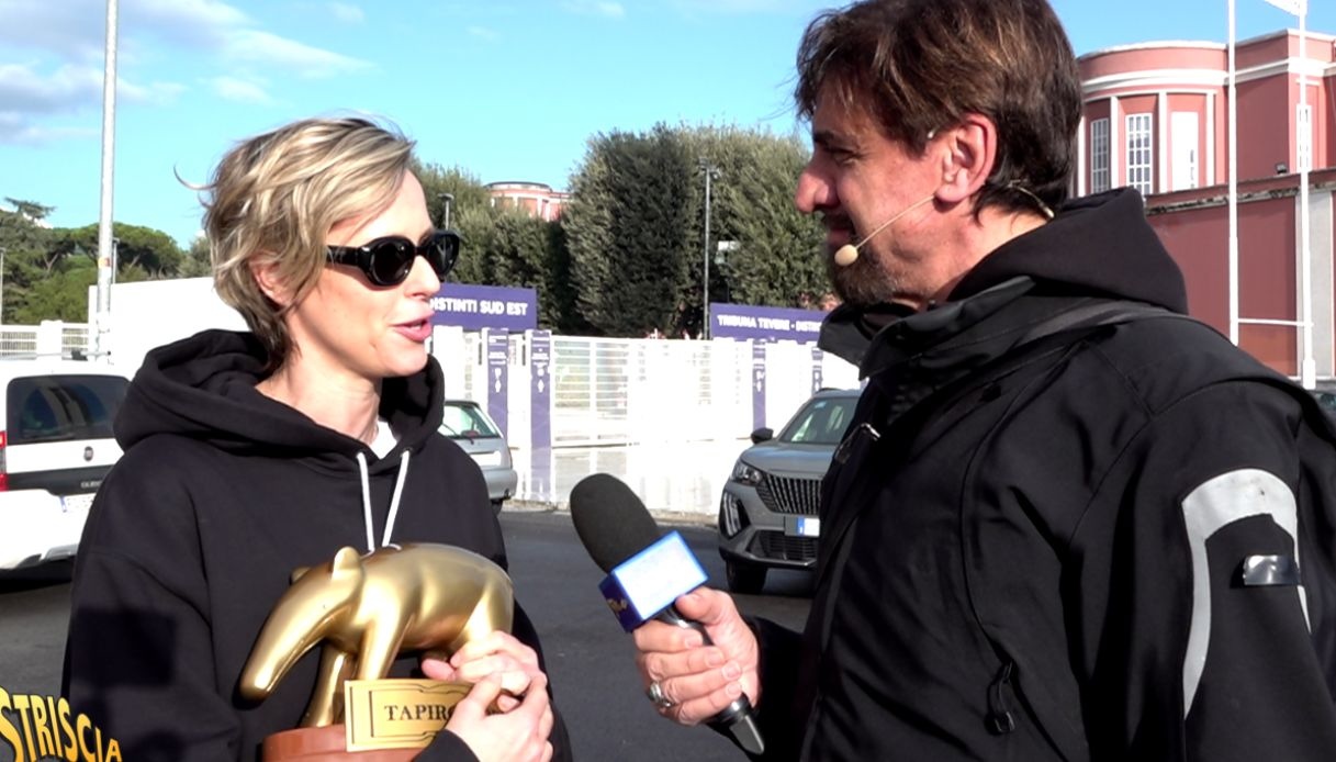 Federica Pellegrini riceve il tapiro d'oro da Striscia