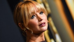 Jennifer Lawrence stupenda con un abito da sera avvolgente. E mette in mostra il pancione